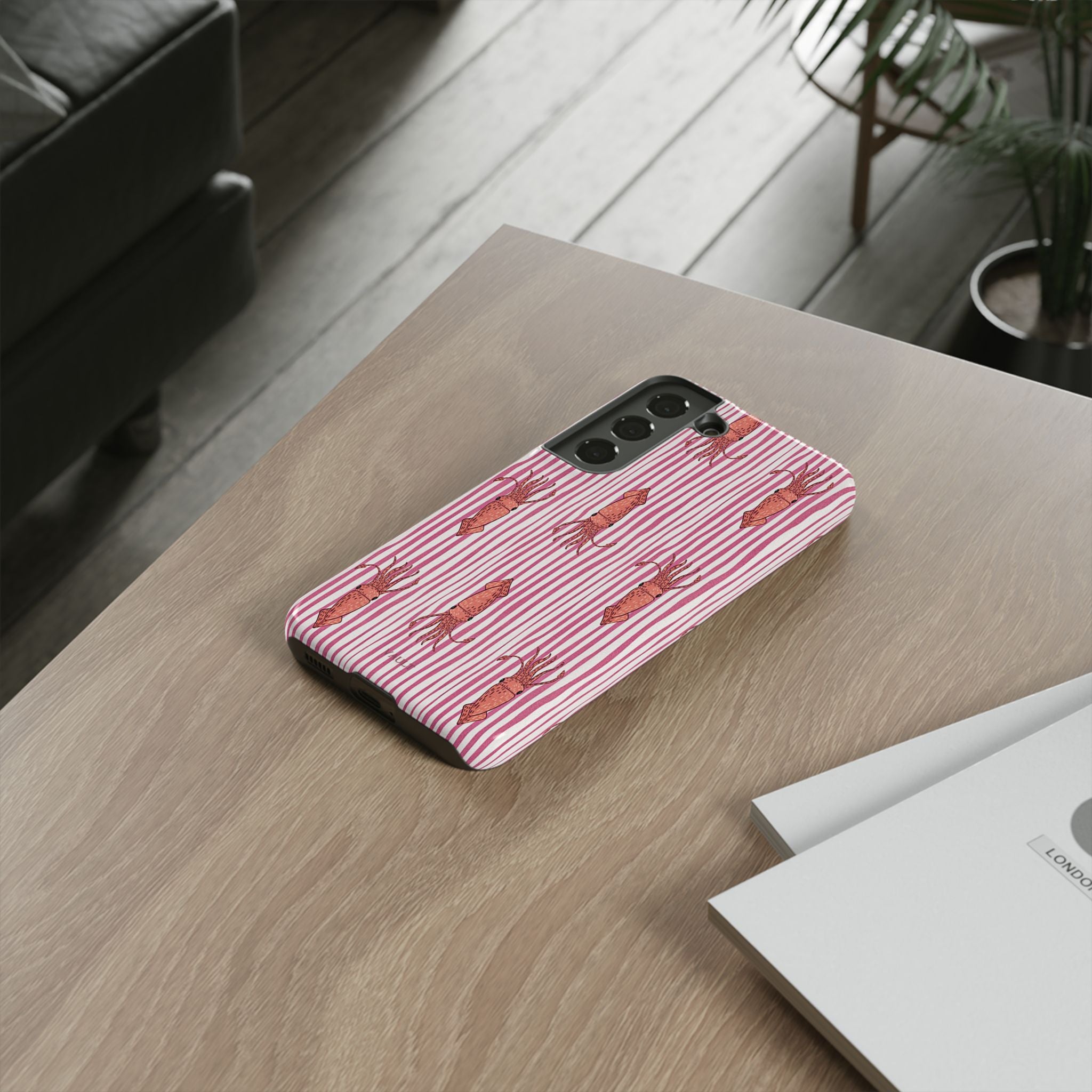 Cover per telefono con striscia di calamaro — Fantasia rosa di creature marine
