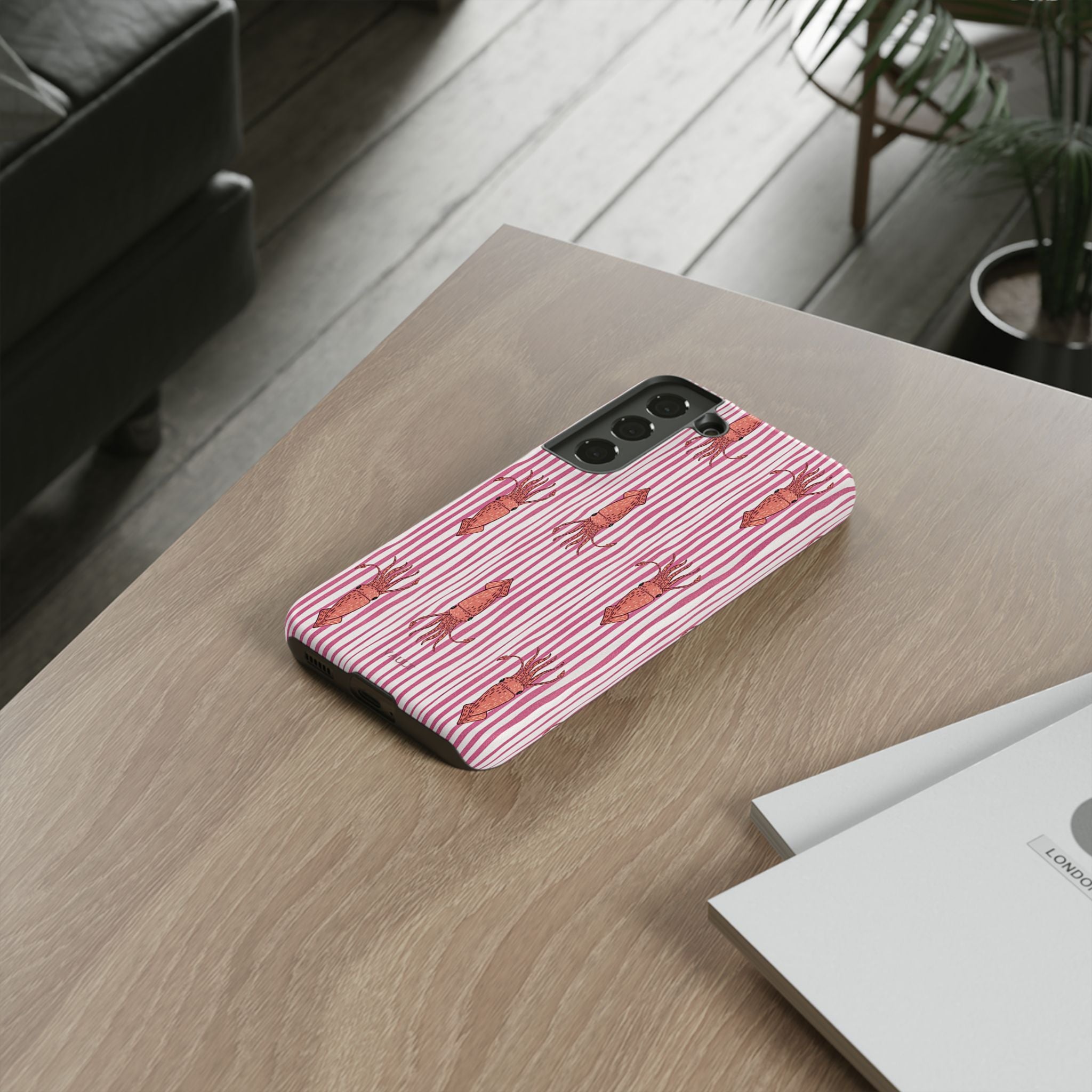 Cover per telefono con striscia di calamaro — Fantasia rosa di creature marine