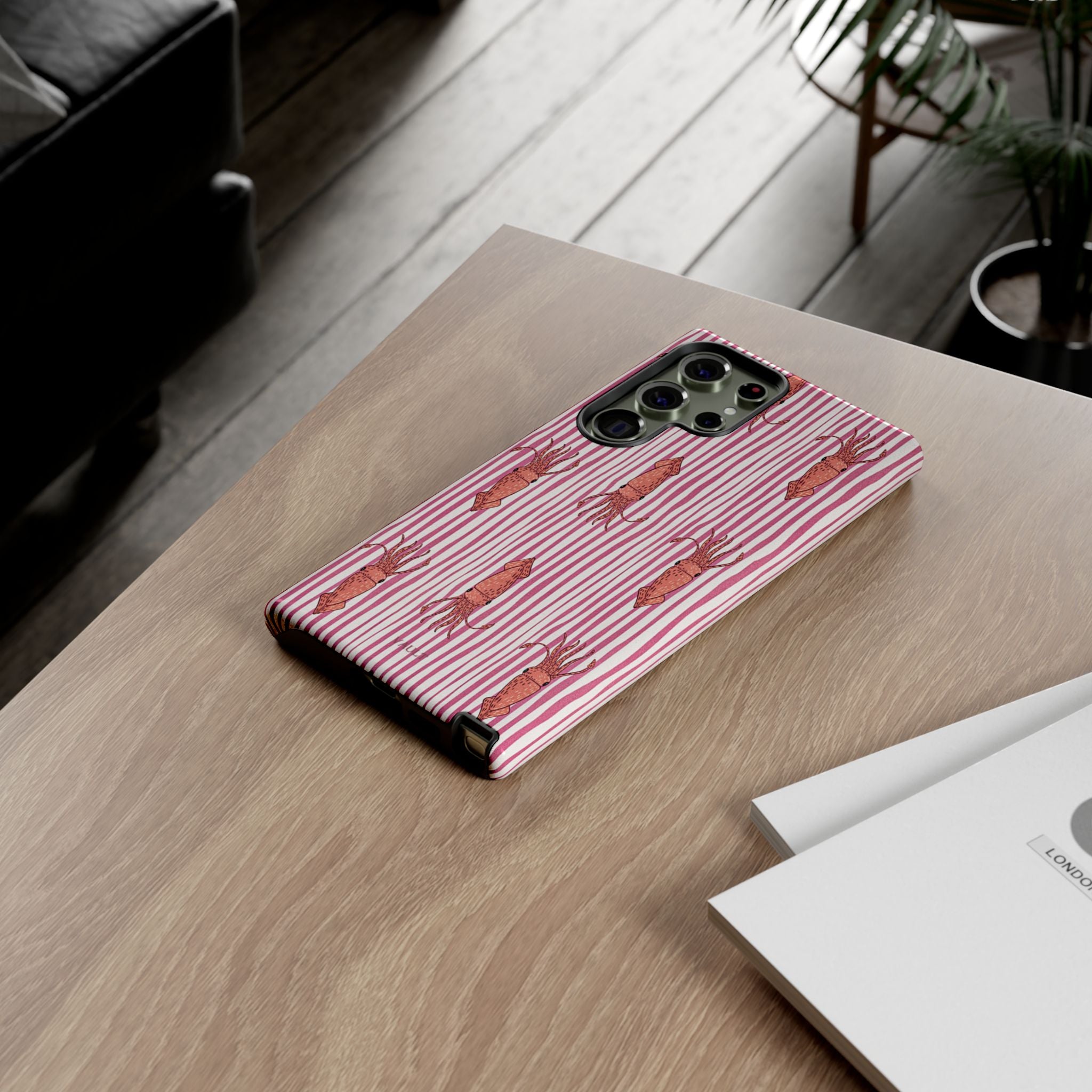 Cover per telefono con striscia di calamaro — Fantasia rosa di creature marine