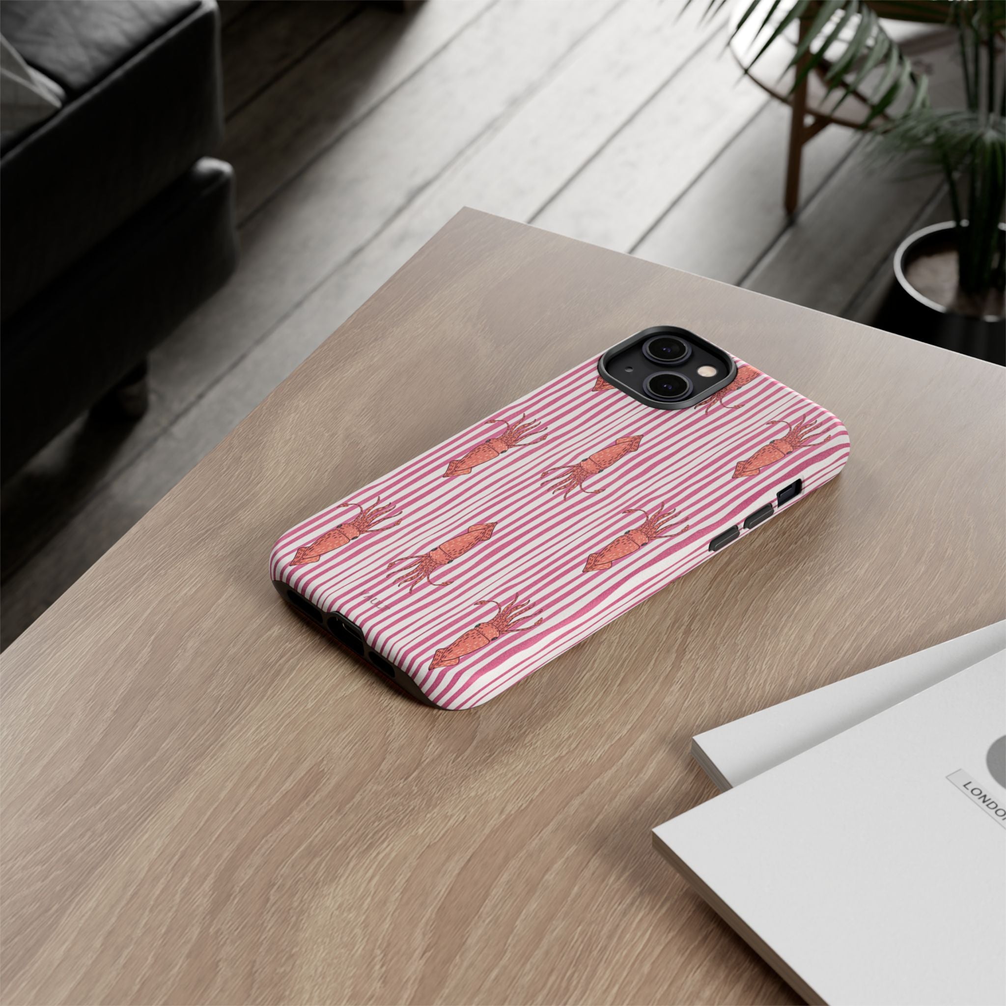 Cover per telefono con striscia di calamaro — Fantasia rosa di creature marine