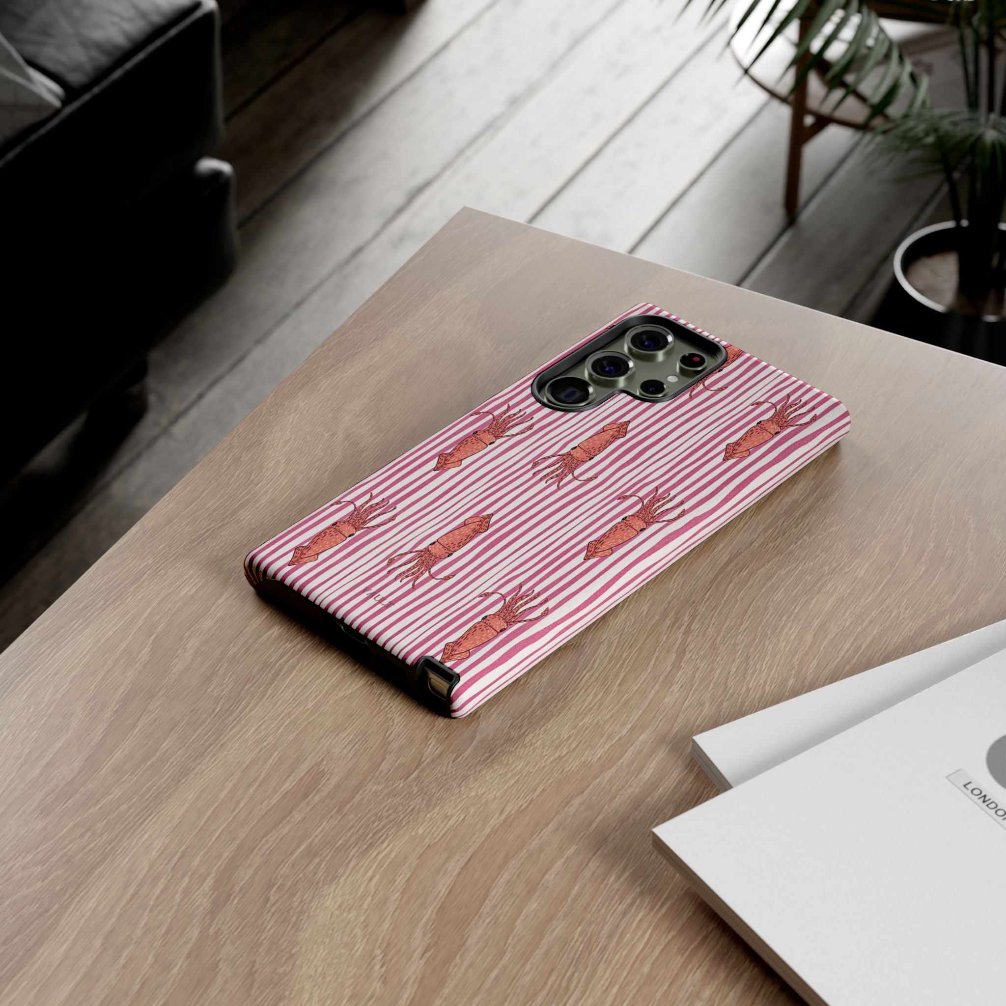 Cover per telefono con striscia di calamaro — Fantasia rosa di creature marine