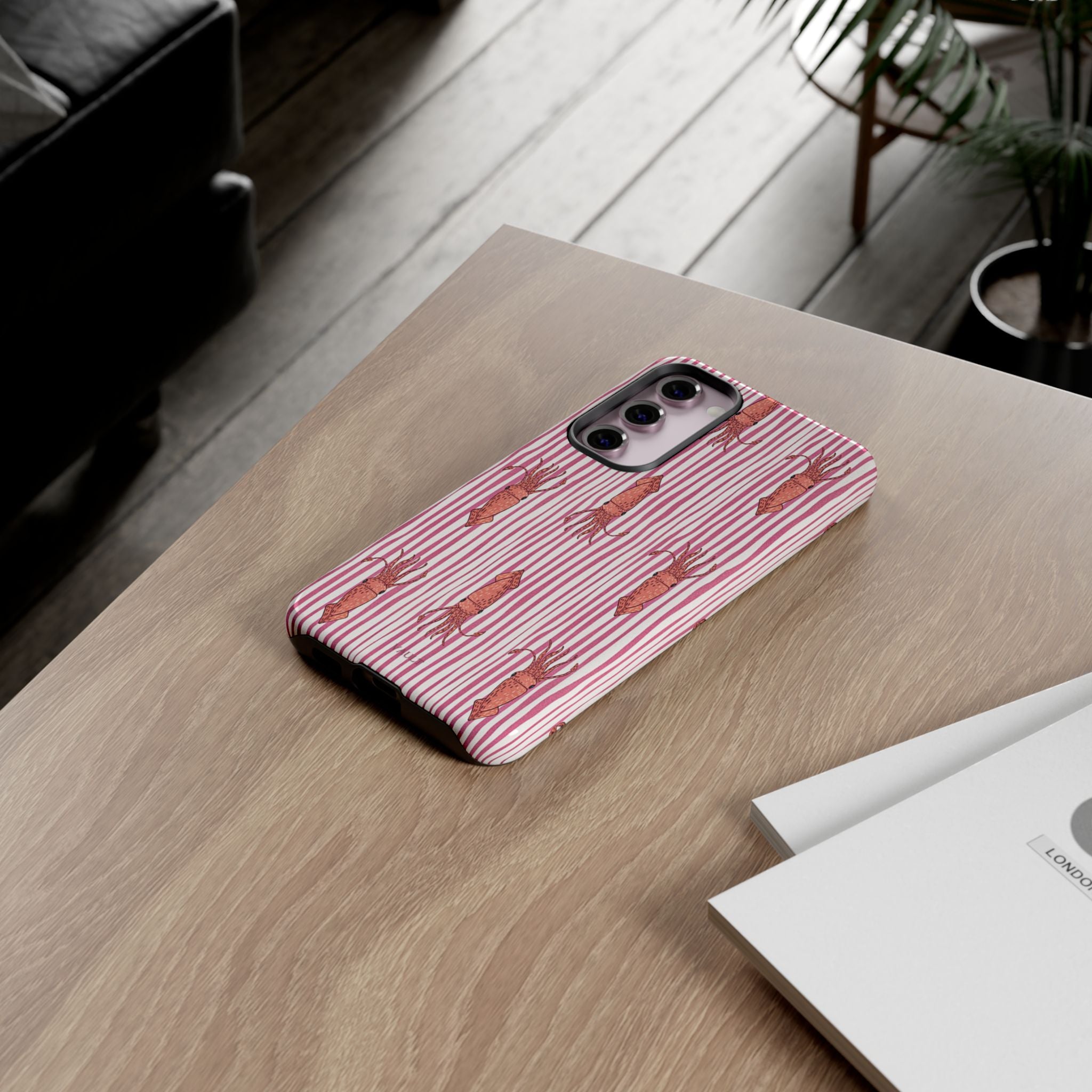 Cover per telefono con striscia di calamaro — Fantasia rosa di creature marine