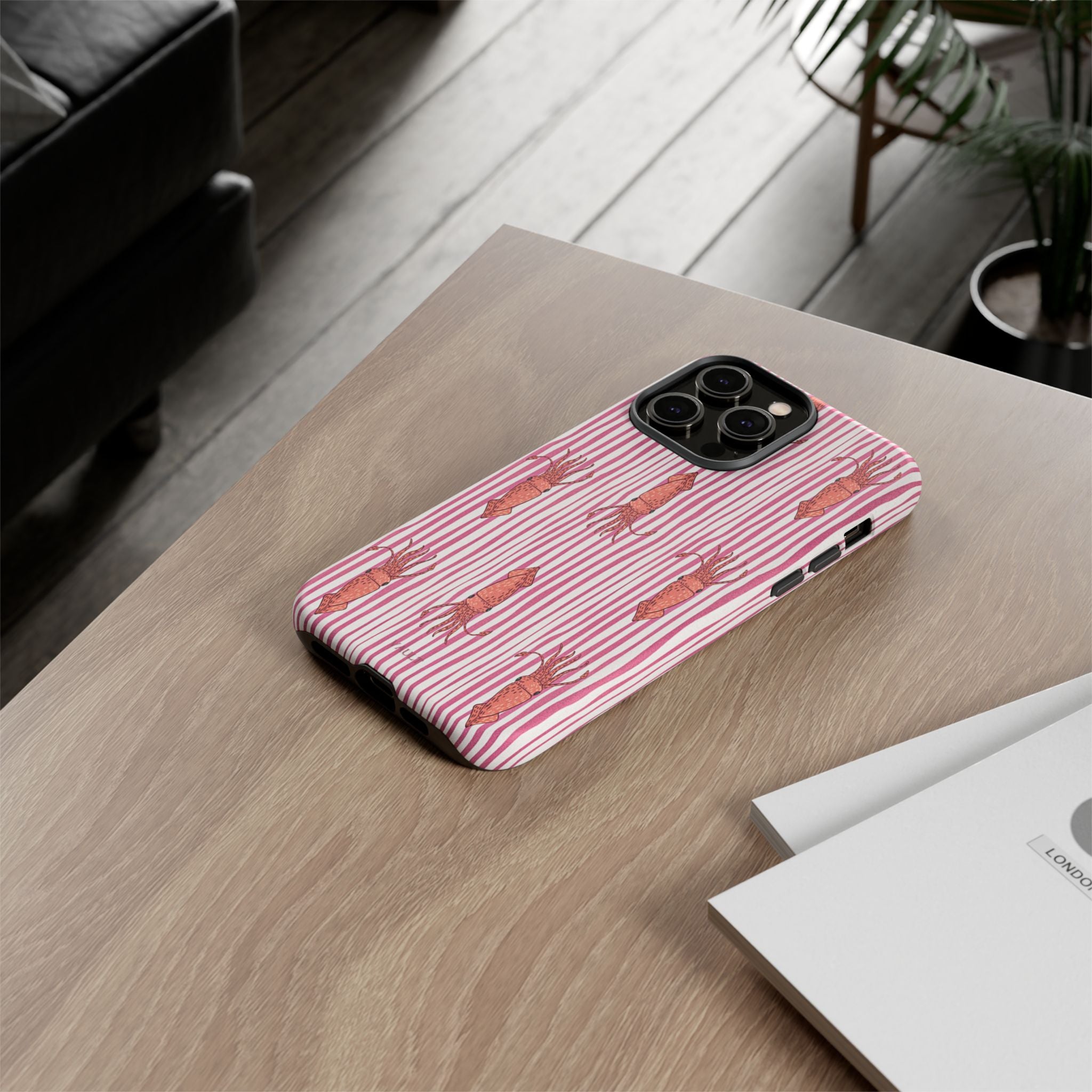 Cover per telefono con striscia di calamaro — Fantasia rosa di creature marine