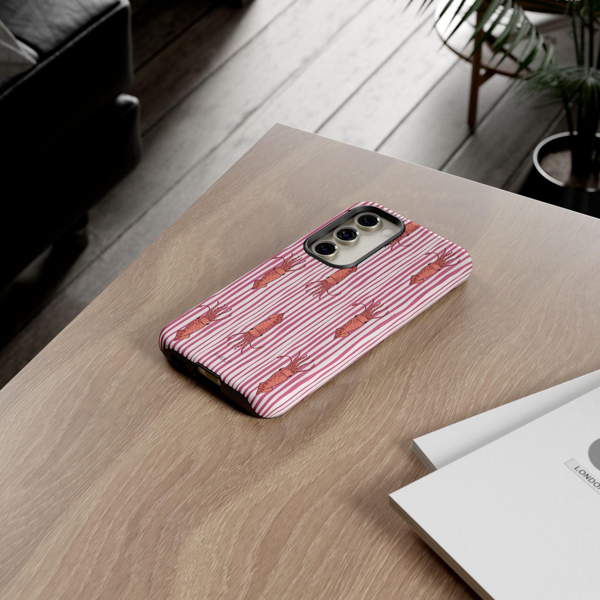 Cover per telefono con striscia di calamaro — Fantasia rosa di creature marine