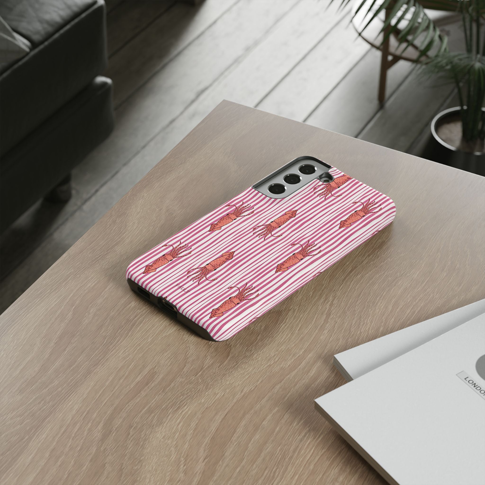 Cover per telefono con striscia di calamaro — Fantasia rosa di creature marine