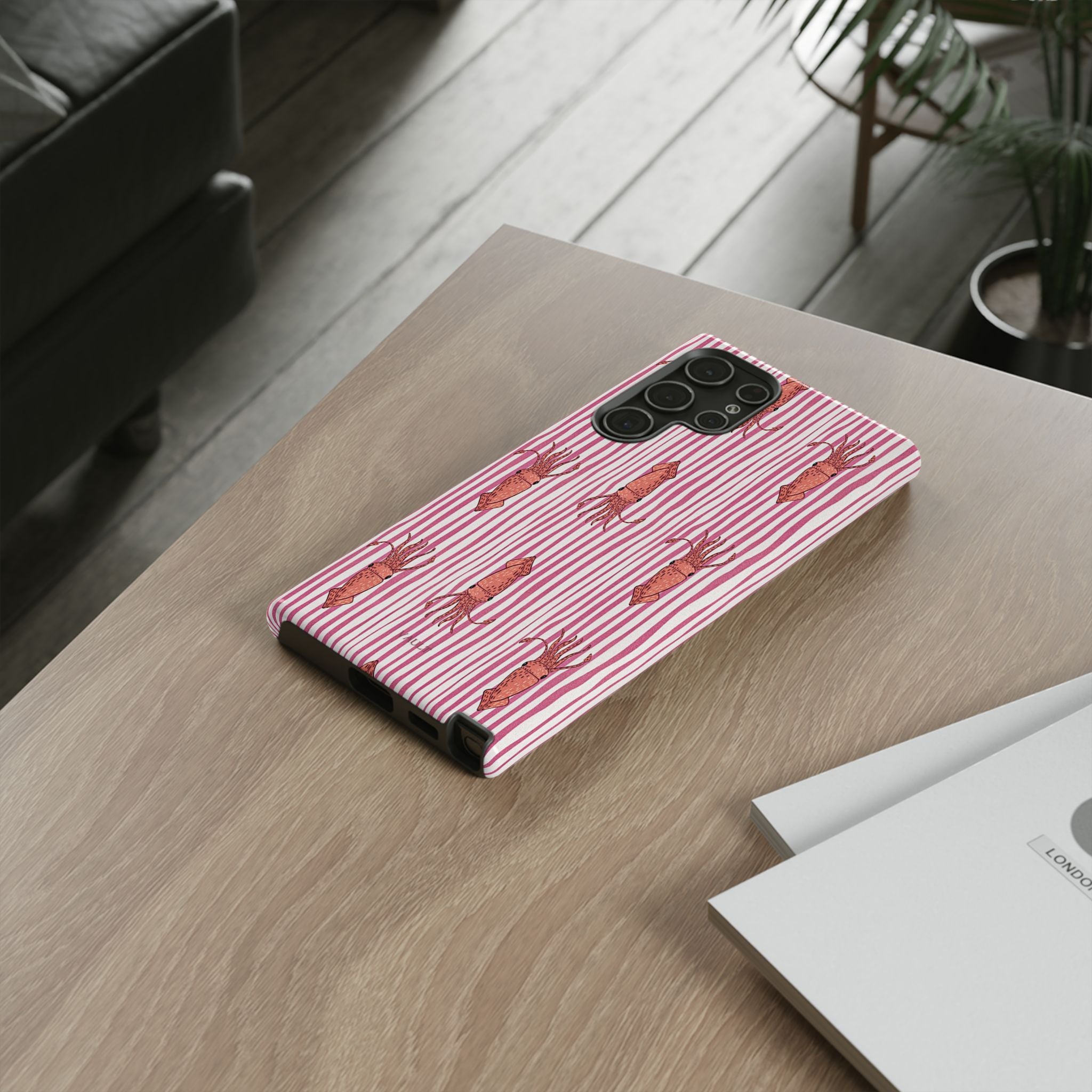 Cover per telefono con striscia di calamaro — Fantasia rosa di creature marine