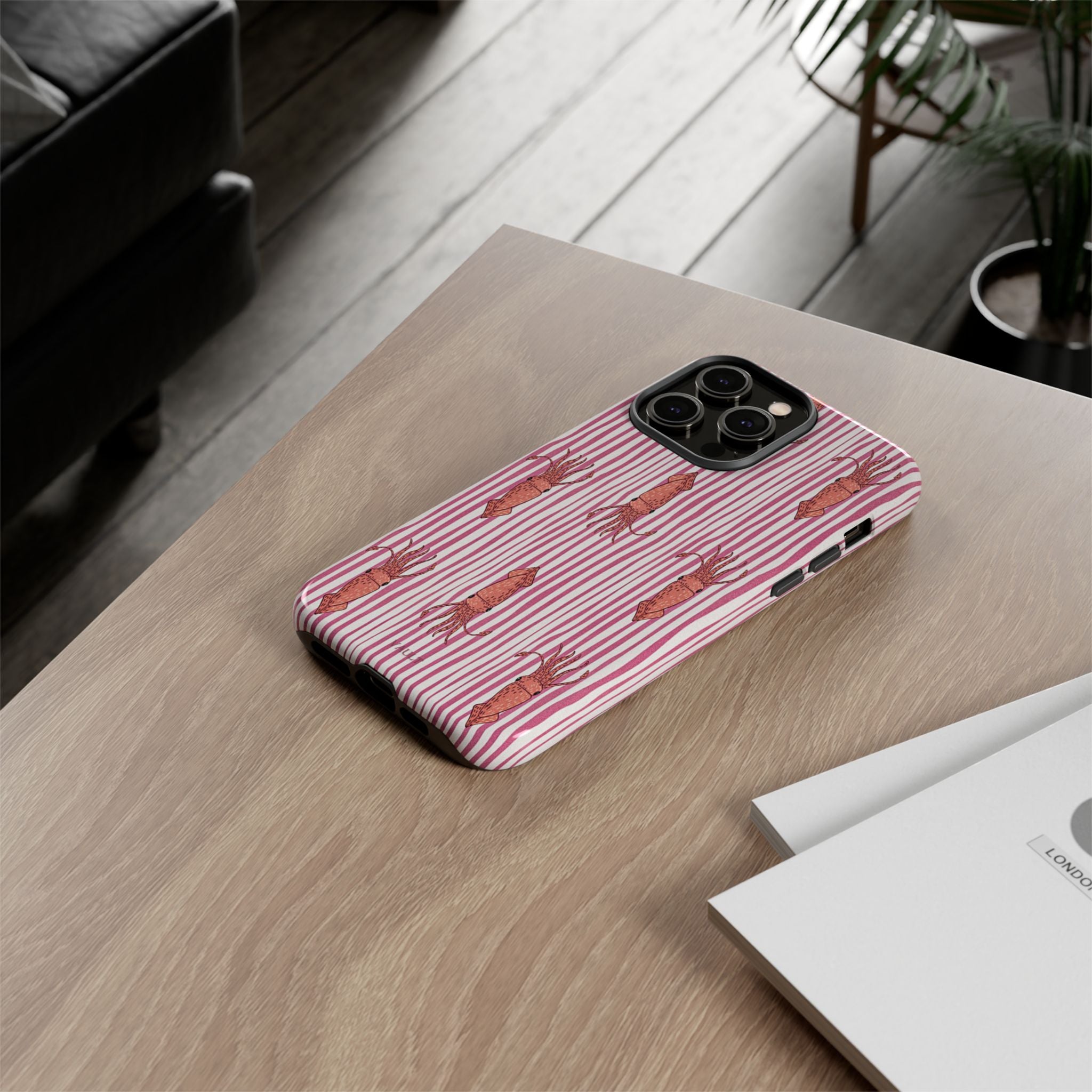 Cover per telefono con striscia di calamaro — Fantasia rosa di creature marine